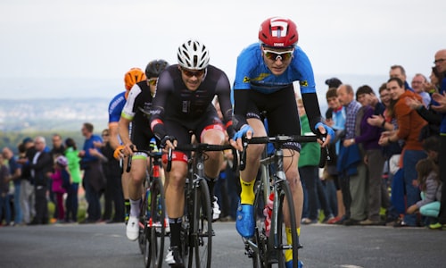 多屏幕同时播放不同足球比赛直播的画面