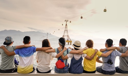 一群球迷在体育酒吧热烈讨论比赛的场景