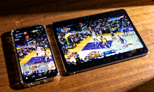手机和平板电脑正在播放篮球比赛直播